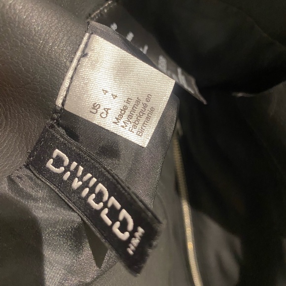 Leather black mini skirt with zipper in front. - Picture 3 of 3